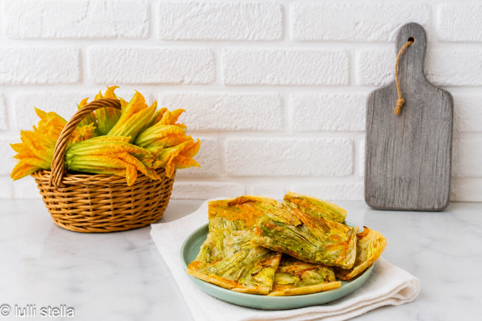 Pizza rustica senza glutine con fiori di zucca su base sottile e croccante