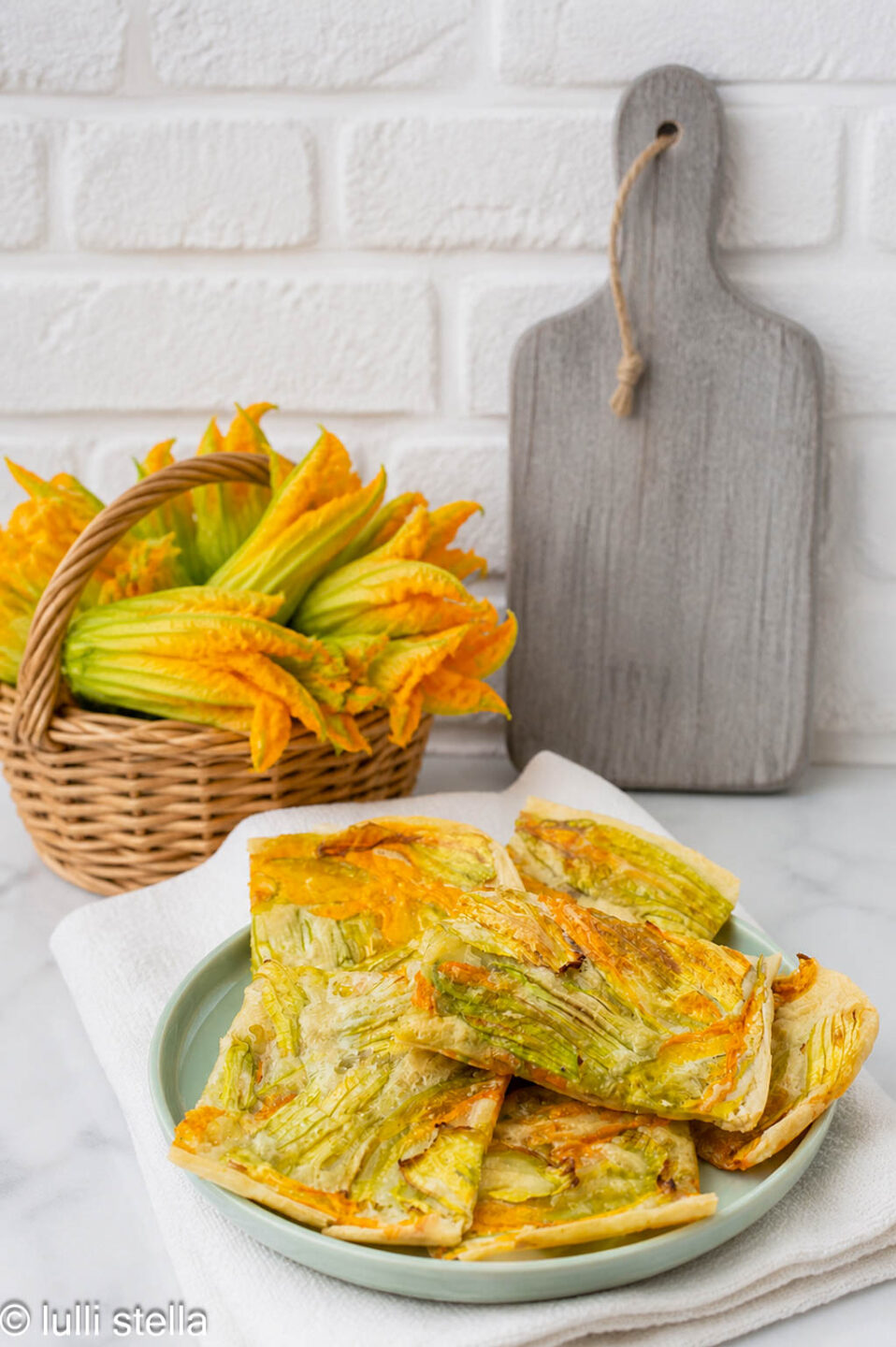 Pizza con fiori di zucca senza glutine croccante e dorata appena sfornata