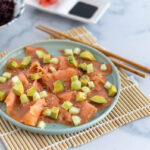 carpaccio di salmone marinato con avocado