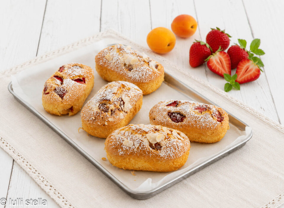 Colazione healthy con mini plumcake alla frutta senza zucchero e bevanda vegetale