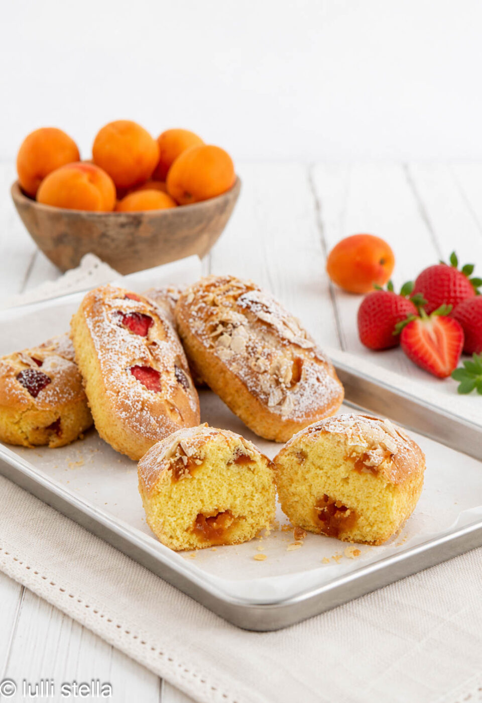 Interno soffice dei mini plumcake alla frutta senza glutine e senza lattosio con eritritolo