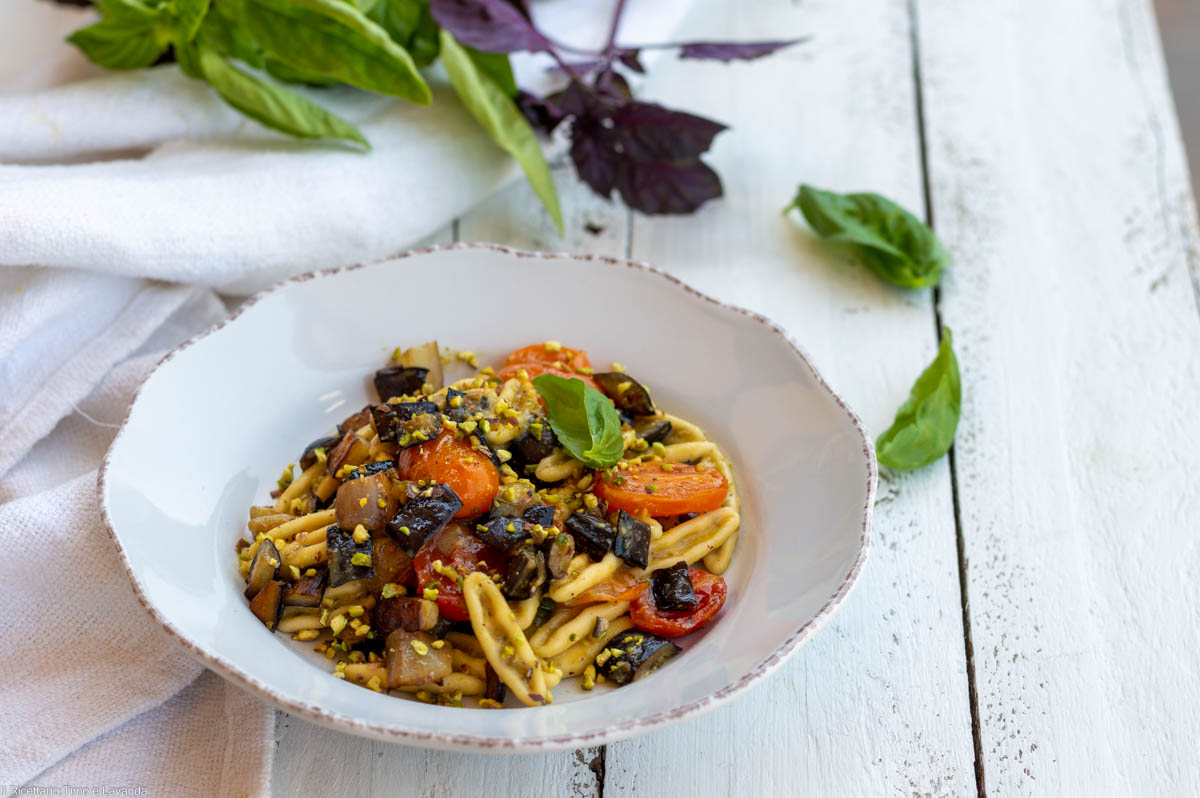 Pasta alle melanzane con pesto di pistacchi