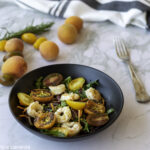 Piatto estivo con gamberi, albicocche, insalata mista e vinaigrette alla senape