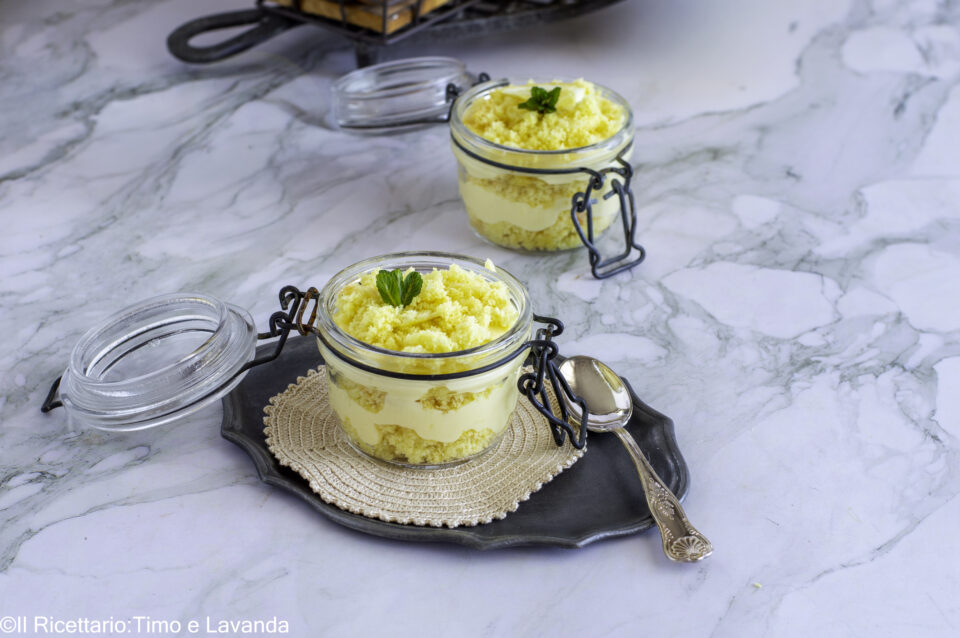 Dettaglio della crema e dei cubetti dorati nelle mimose al bicchiere senza glutine e senza lattosio"