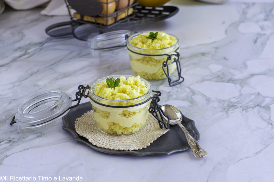 Dettaglio della crema e dei cubetti dorati nelle mimose al bicchiere senza glutine e senza lattosio"