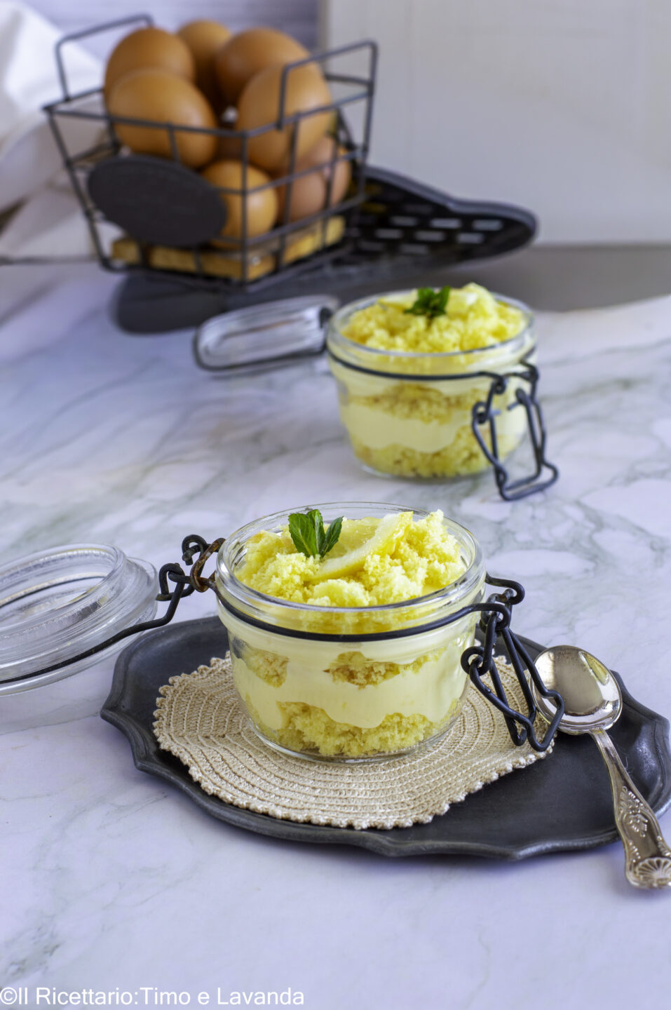 "Mimose al bicchiere senza glutine e senza lattosio, dolce soffice con crema e cubetti di pan di Spagna, servito elegantemente in bicchiere"