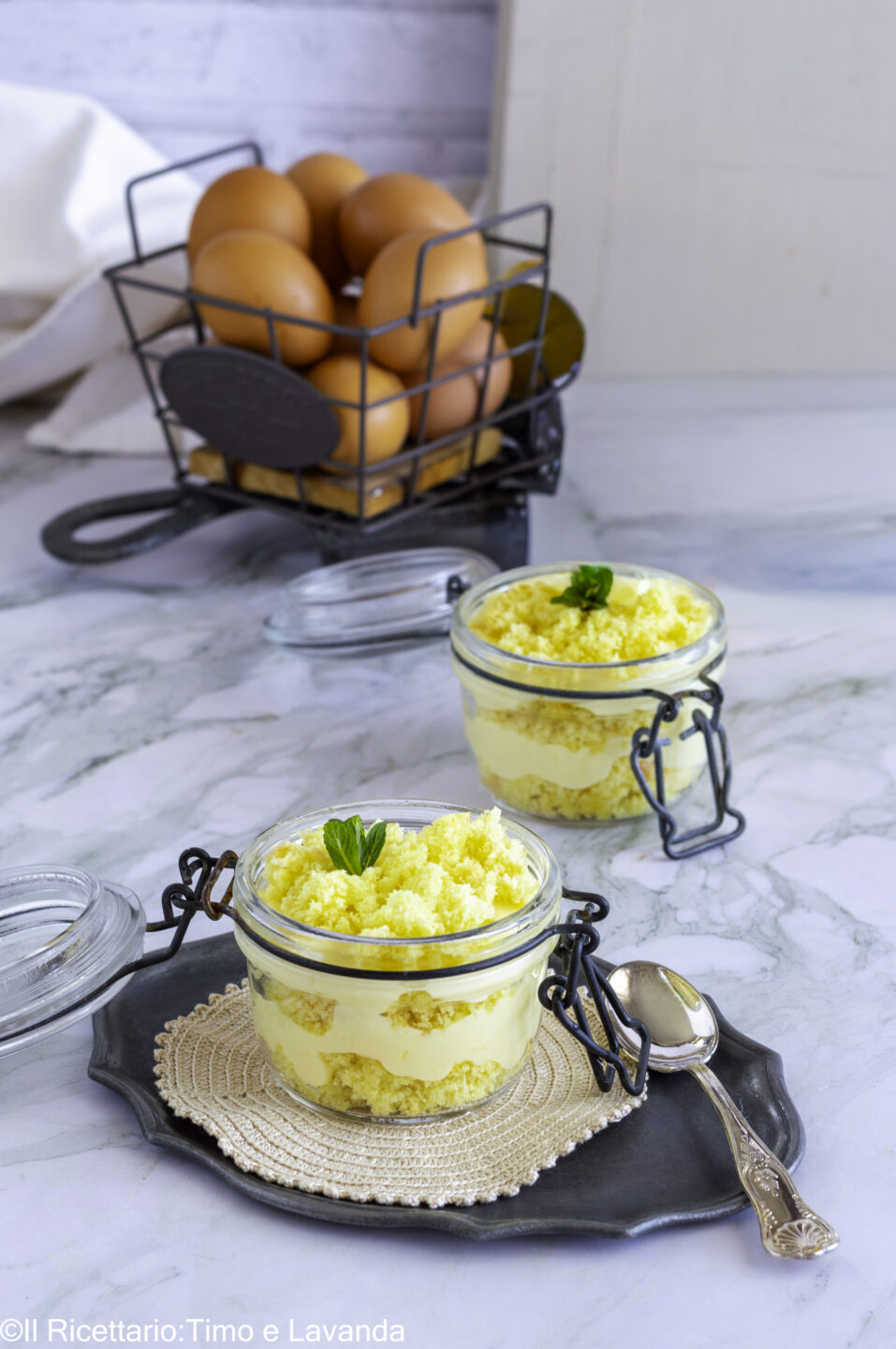due bicchieri di mimose senza glutine e senza lattosio, dessert primaverile elegante e colorato, perfetto per buffet e feste"