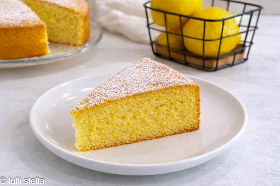 Torta Margherita al limone senza glutine spolverata con zucchero a velo, pronta da gustare per colazione o merenda"