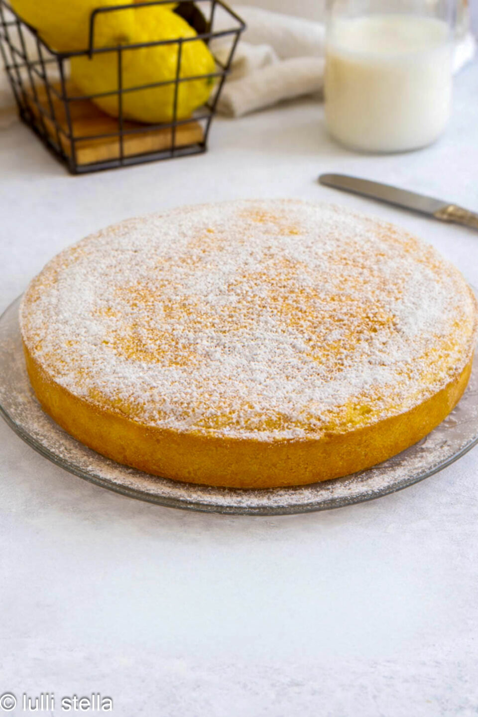 




Torta Margherita al limone senza glutine, soffice e dorata, servita su piatto bianco con zucchero a velo