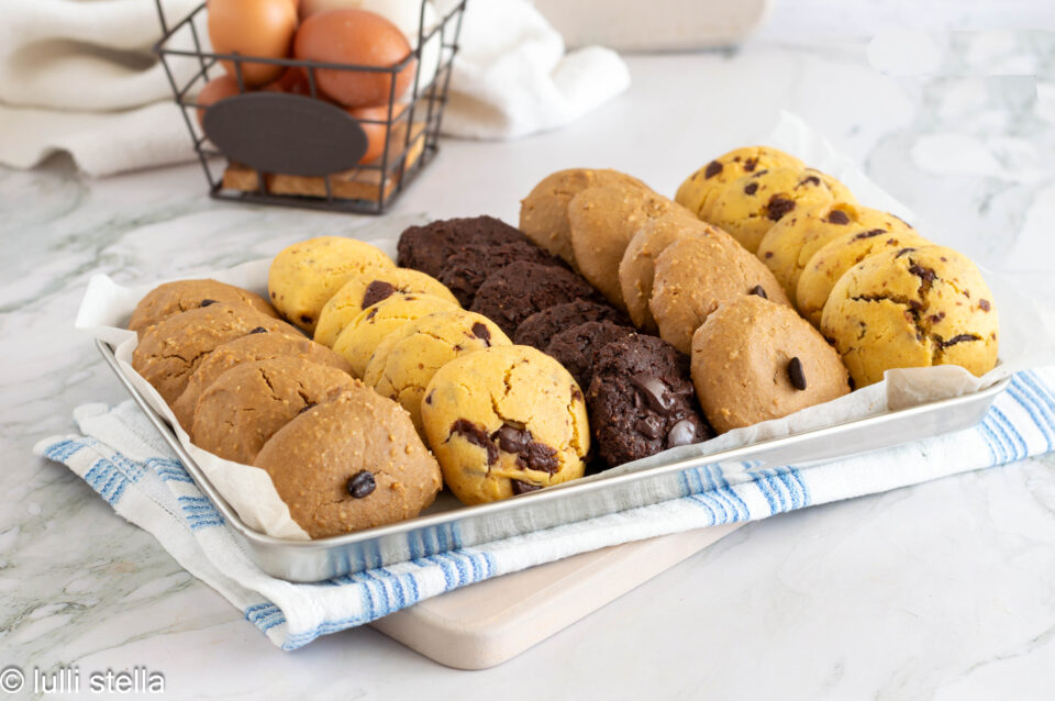 Biscotti senza glutine dorati e fragranti appena sfornati su tavole bianche