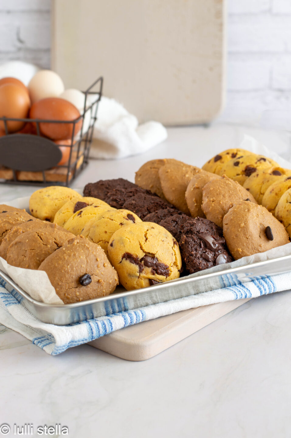 Biscotti senza glutine fatti in casa con quattro varianti al cioccolato cacao e caffè su tavole bianche rustiche
