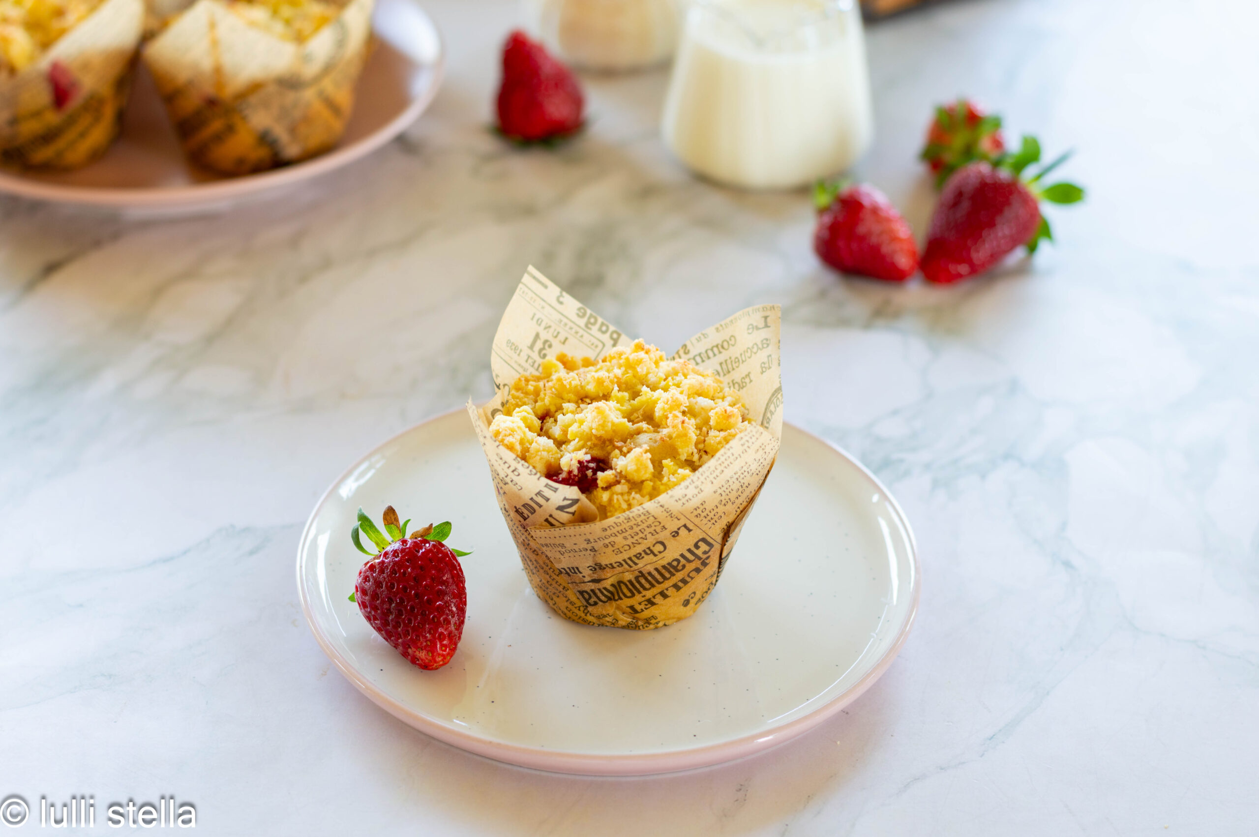 muffin fragole e cocco senza glutine appena sfornati