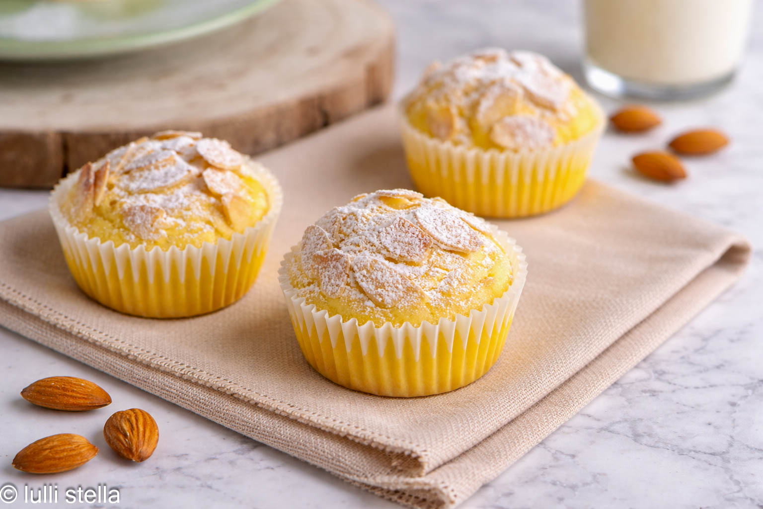 muffin alle mandorle gluten free con zucchero a velo