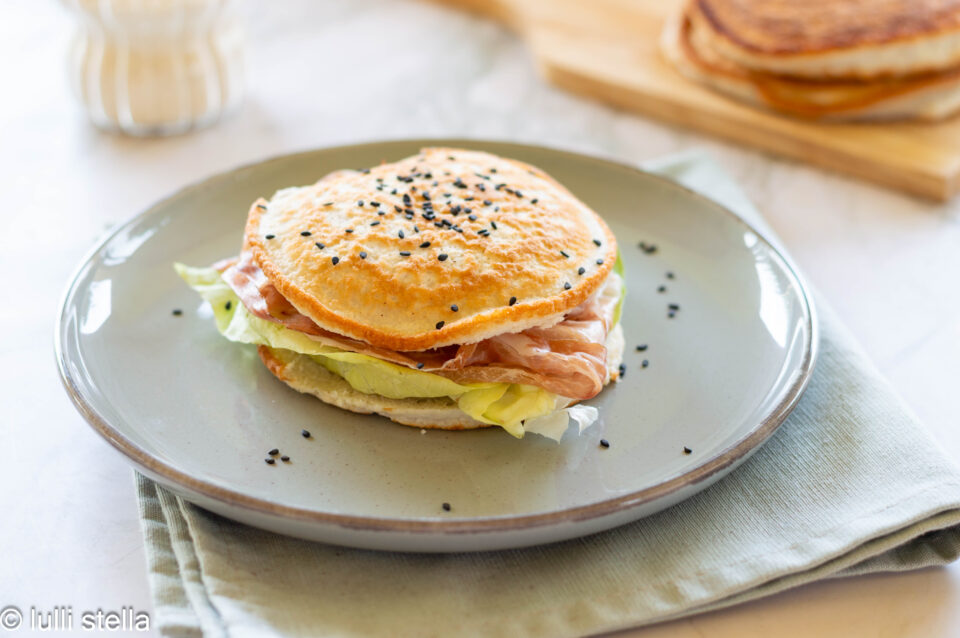 Pancakes proteici versione salata per pranzo leggero e bilanciato