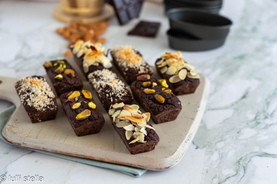 Brownies keto al cacao e avocado con interno morbido e fudgy mostrato in dettaglio