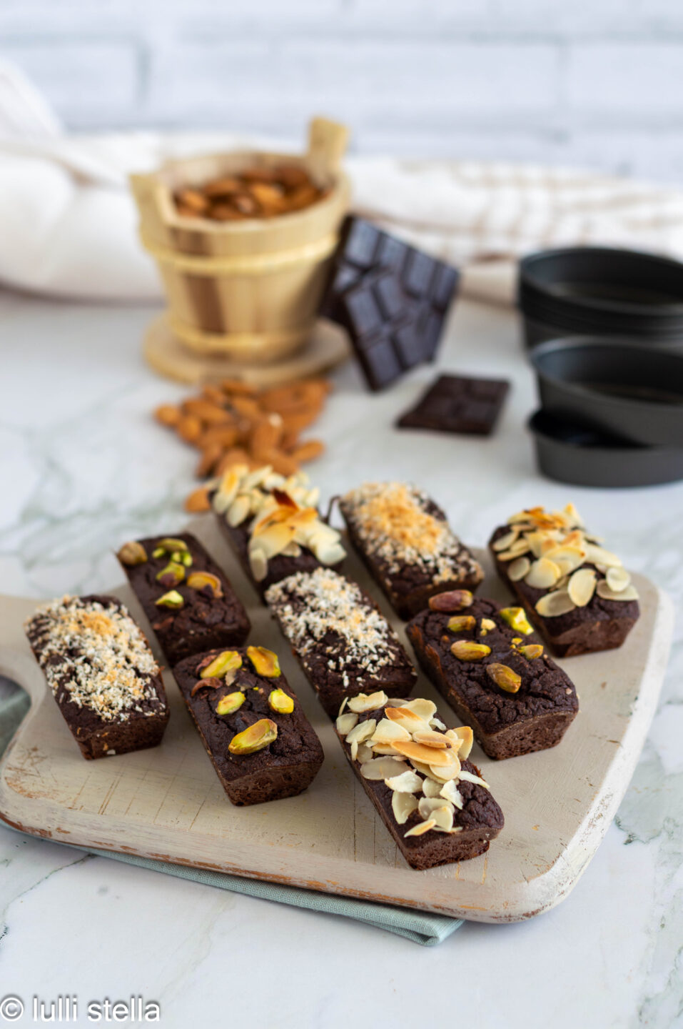 Brownies keto all’avocado e cacao senza zucchero ultra fudgy e morbidi tagliati a quadrotti