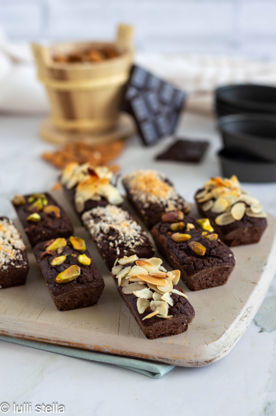 Brownies keto all’avocado e cacao serviti a quadrotti su piatto da dessert
