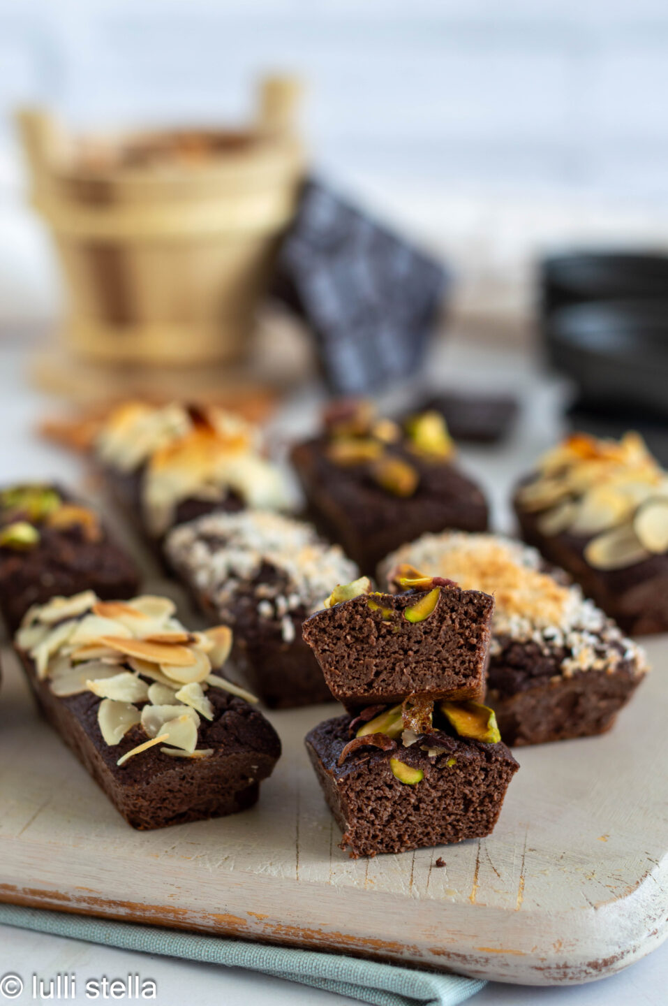 Interno morbido e umido dei brownies keto al cacao e avocado ultra fudgy