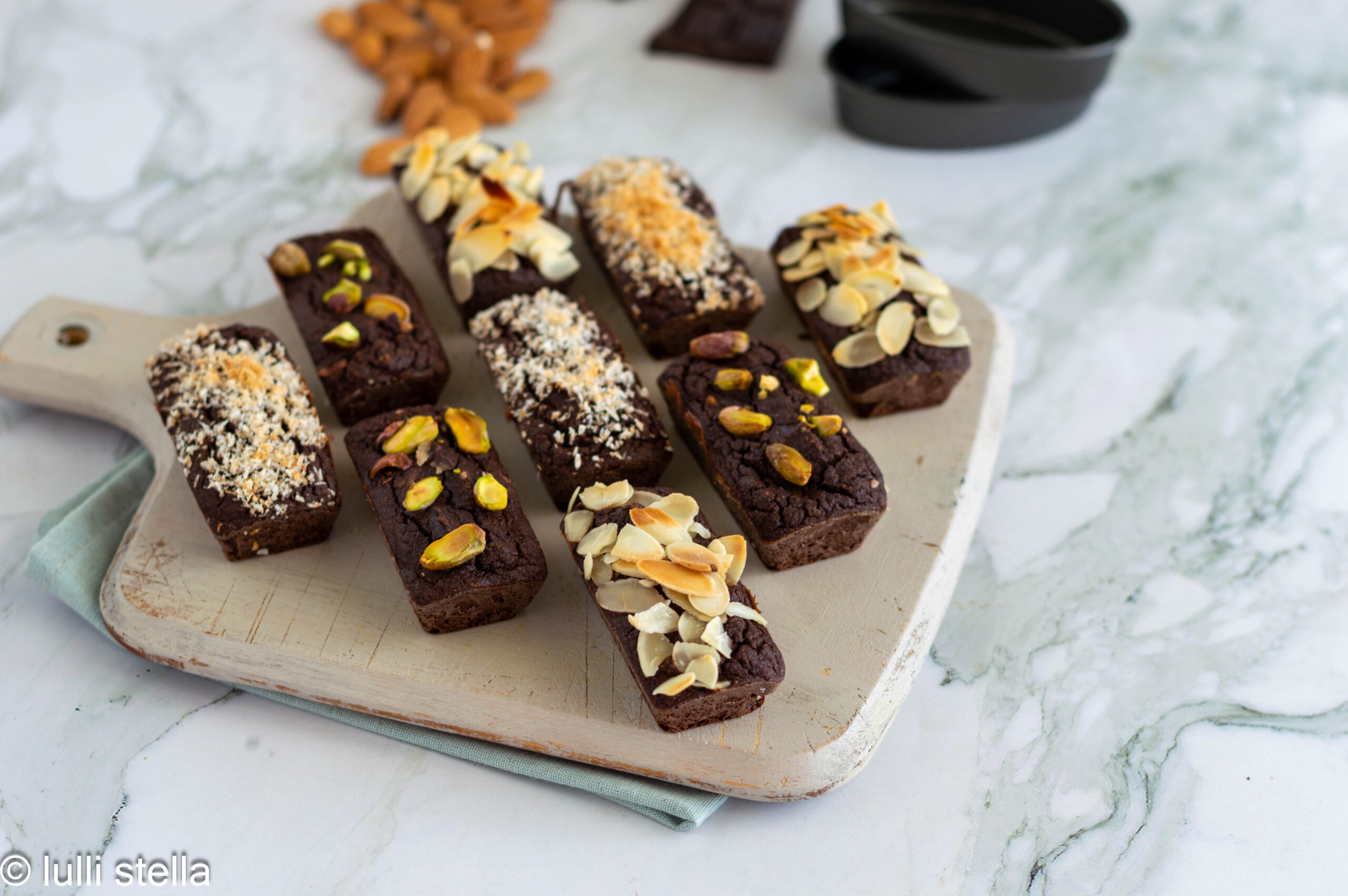 Brownies keto al cacao e avocado serviti in stile rustico su tavolo luminoso