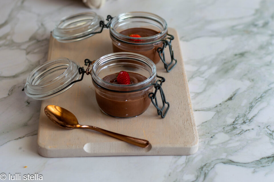 Dessert low carb al cacao con fiocchi di latte senza lattosio e cacao amaro