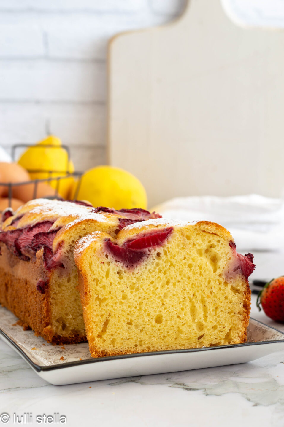 Fetta di plumcake fatto in casa alle fragole soffice e profumato al limone
