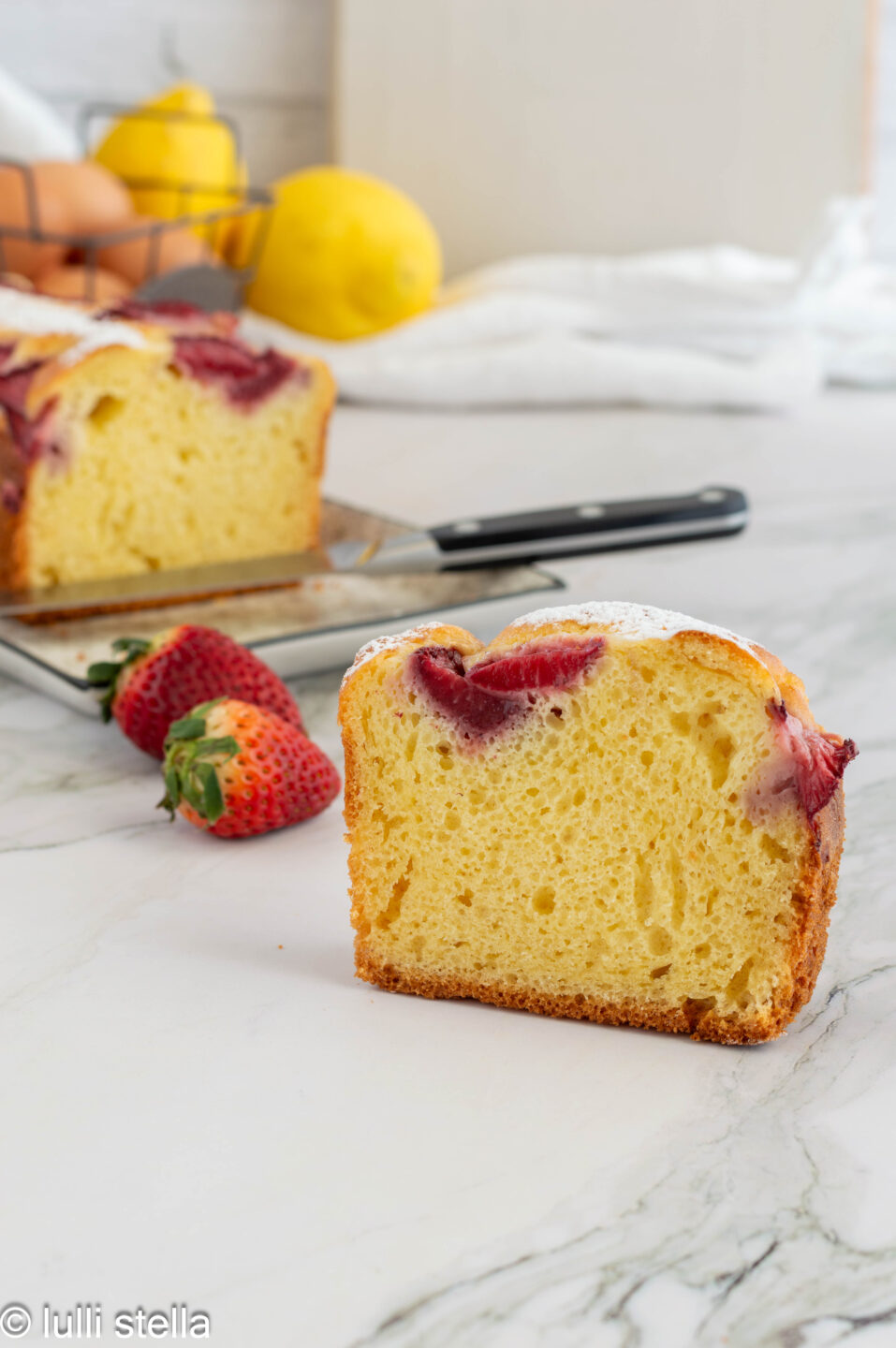 Plumcake alle fragole senza glutine con fetta soffice in primo piano