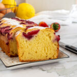 Plumcake alle fragole con farina di riso dettaglio della fetta senza glutine