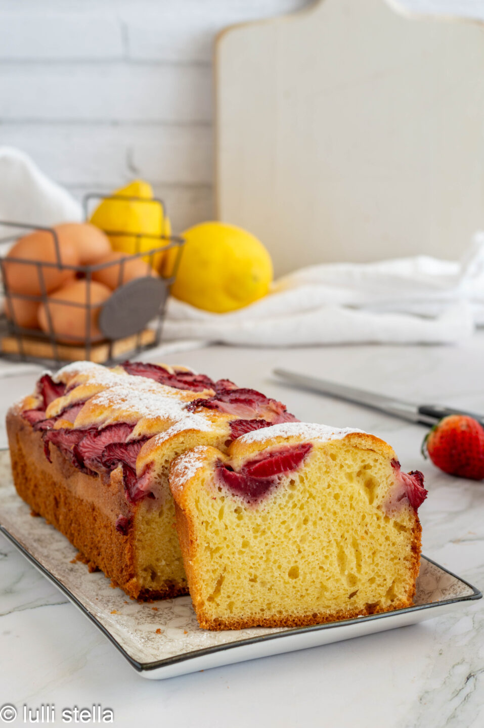 Dettaglio della fetta di plumcake alle fragole morbido con farina di riso