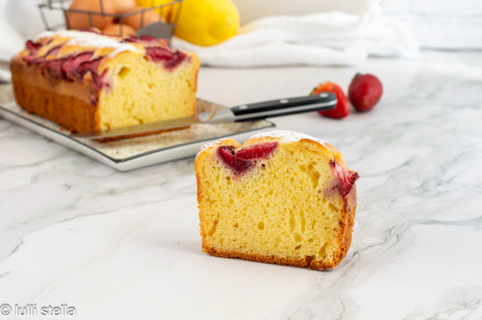 Fetta di plumcake fatto in casa alle fragole soffice e profumato al limone