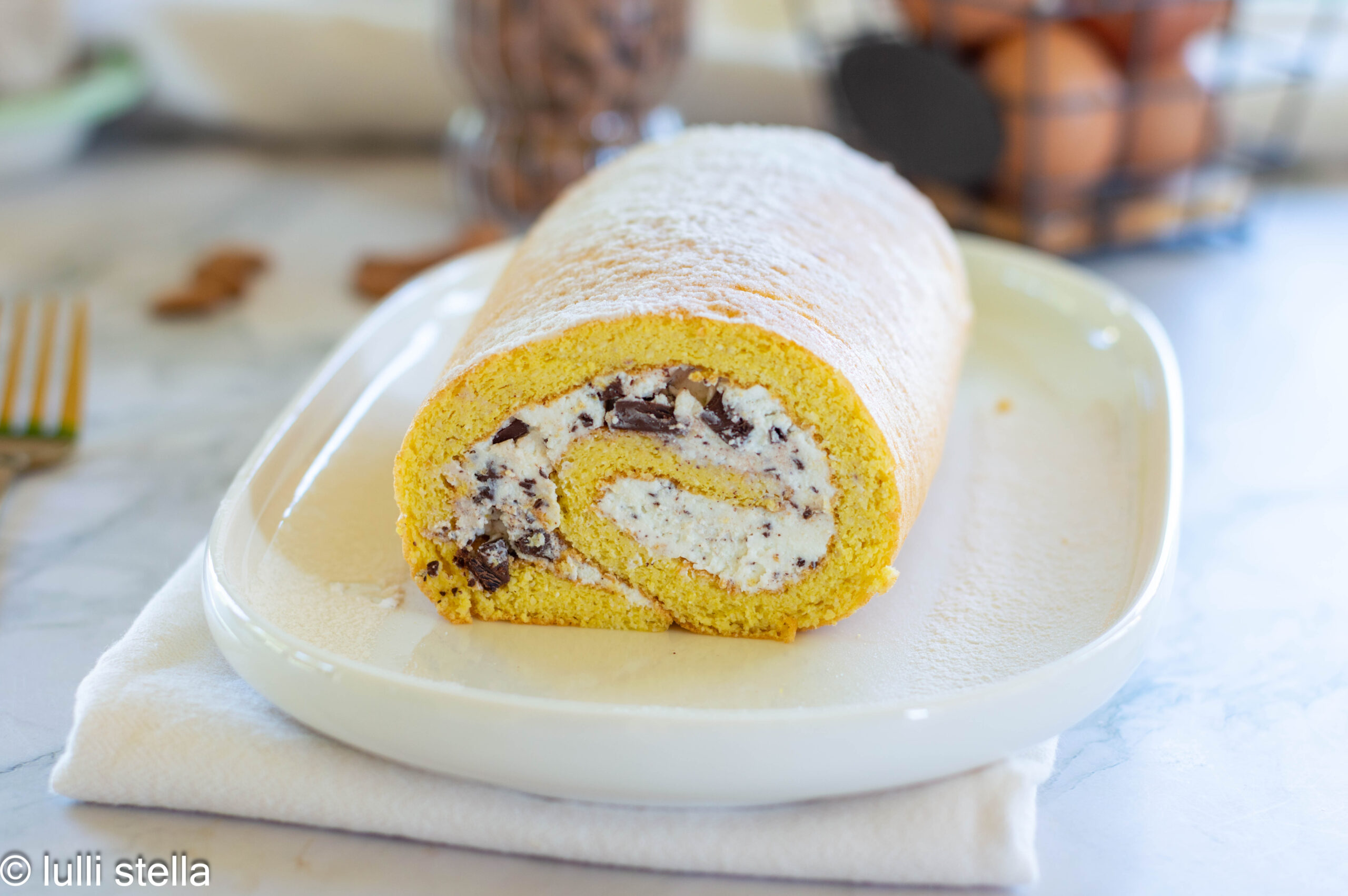 Base per rotolo keto appena sfornata e arrotolata