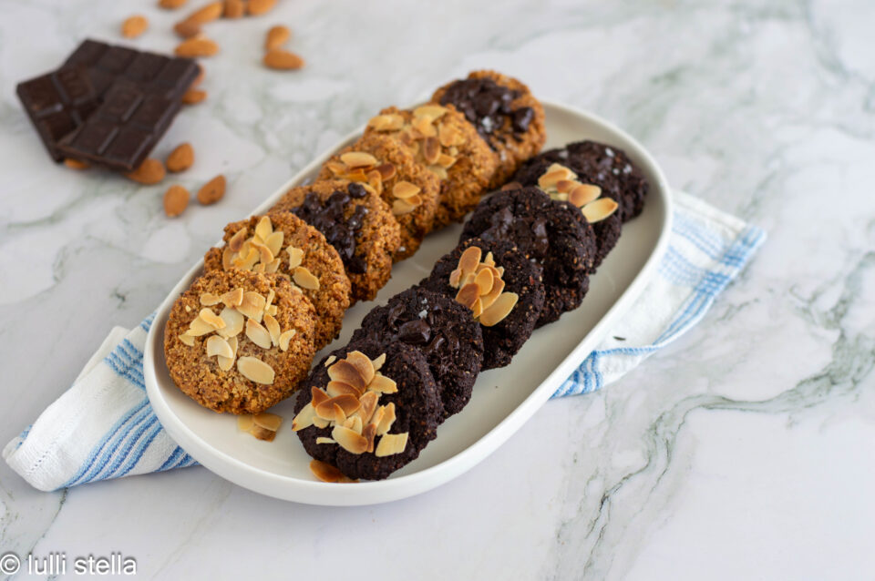 Assortimento di biscotti keto alla vaniglia e al cacao preparati partendo dallo stesso impasto.
