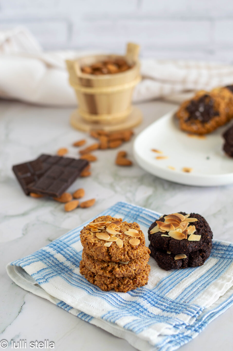 Biscotti keto al cacao dal gusto intenso, senza zucchero e a basso contenuto di carboidrati.