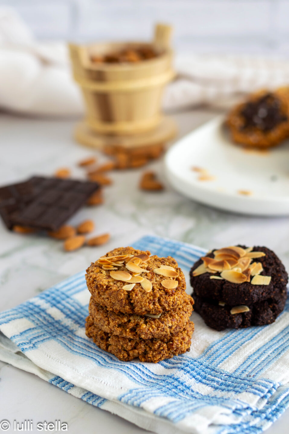 Biscotti keto senza zucchero alla vaniglia e al cacao preparati con un unico impasto.