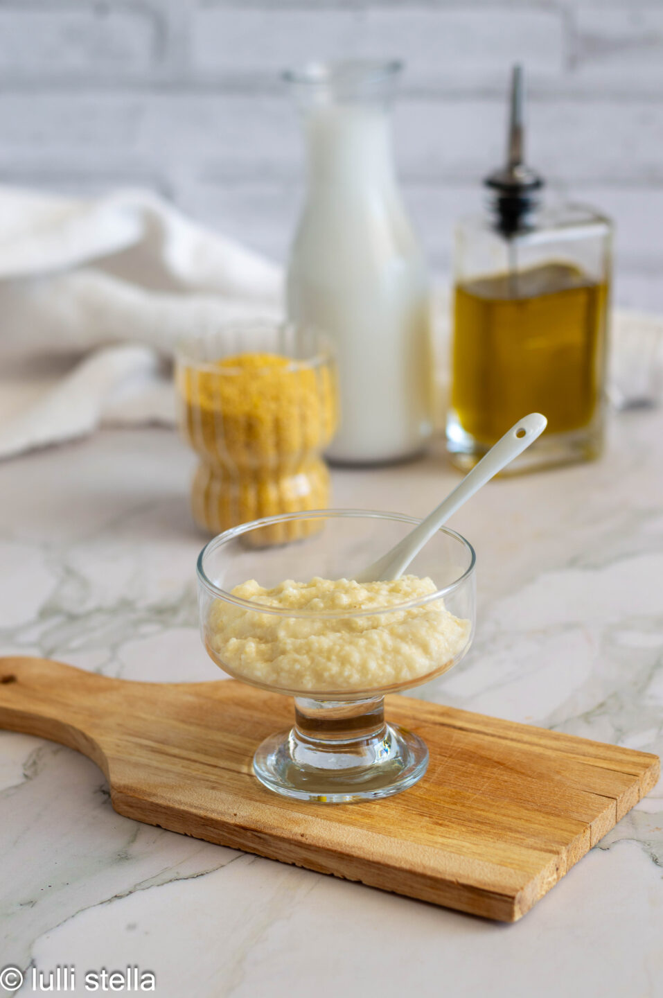 "Dettaglio della consistenza cremosa della crema di miglio cotta a lungo"