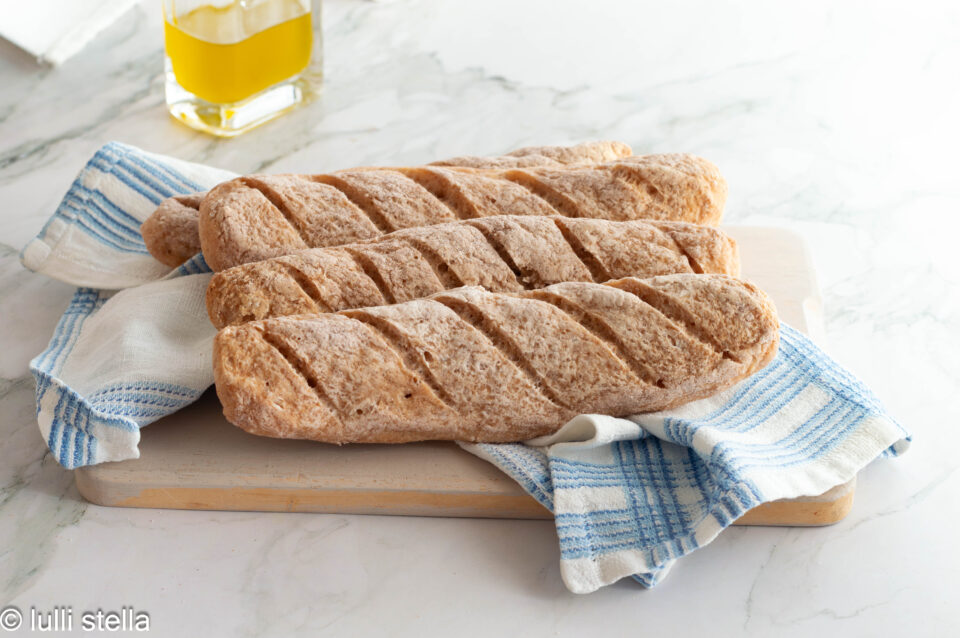 Filoncini senza glutine rustici con crosta dorata e aspetto artigianale