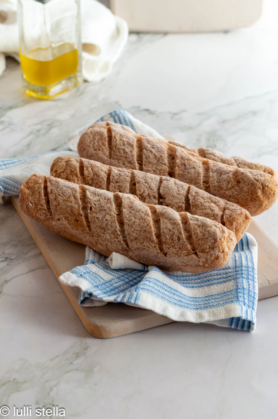 Filoncini rustici senza glutine dorati e croccanti appena sfornati