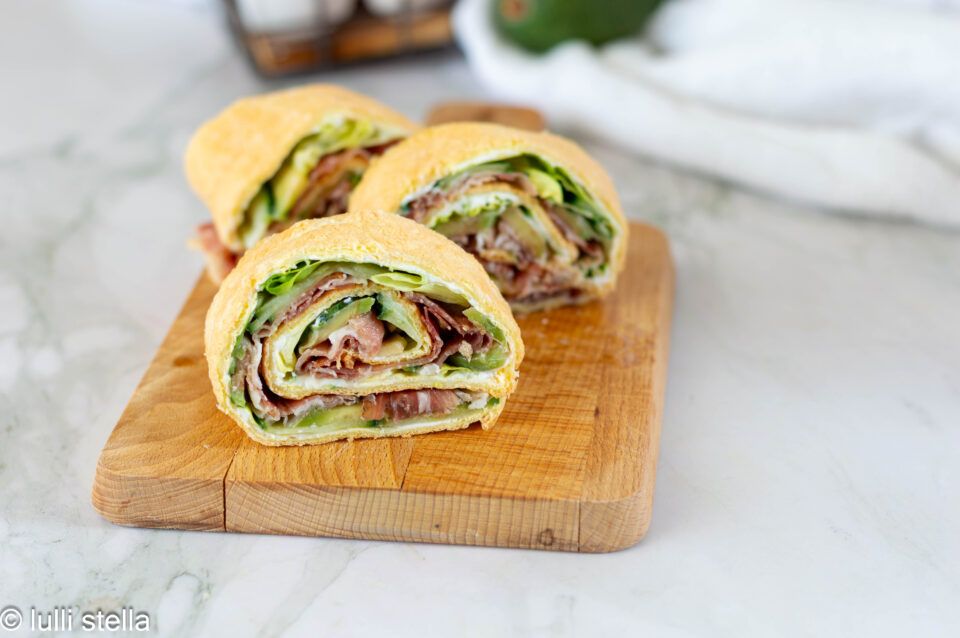 Fetta di rotolo di albumi proteico senza glutine tagliata, con consistenza soffice ed elastica