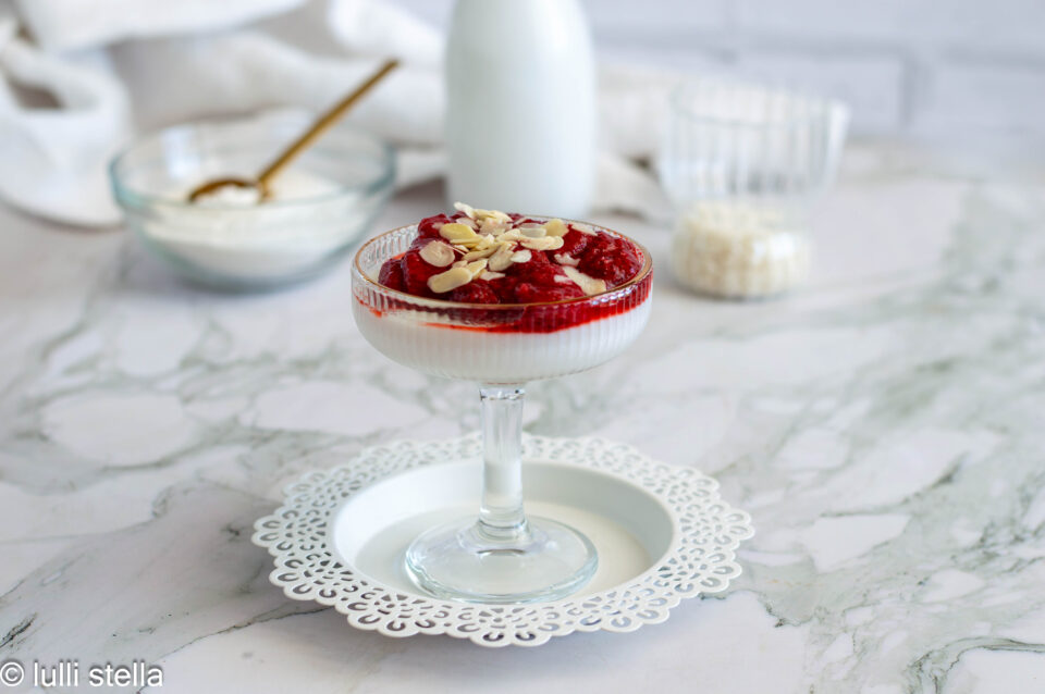 Colazione con crema di riso senza glutine decorata con frutta fresca