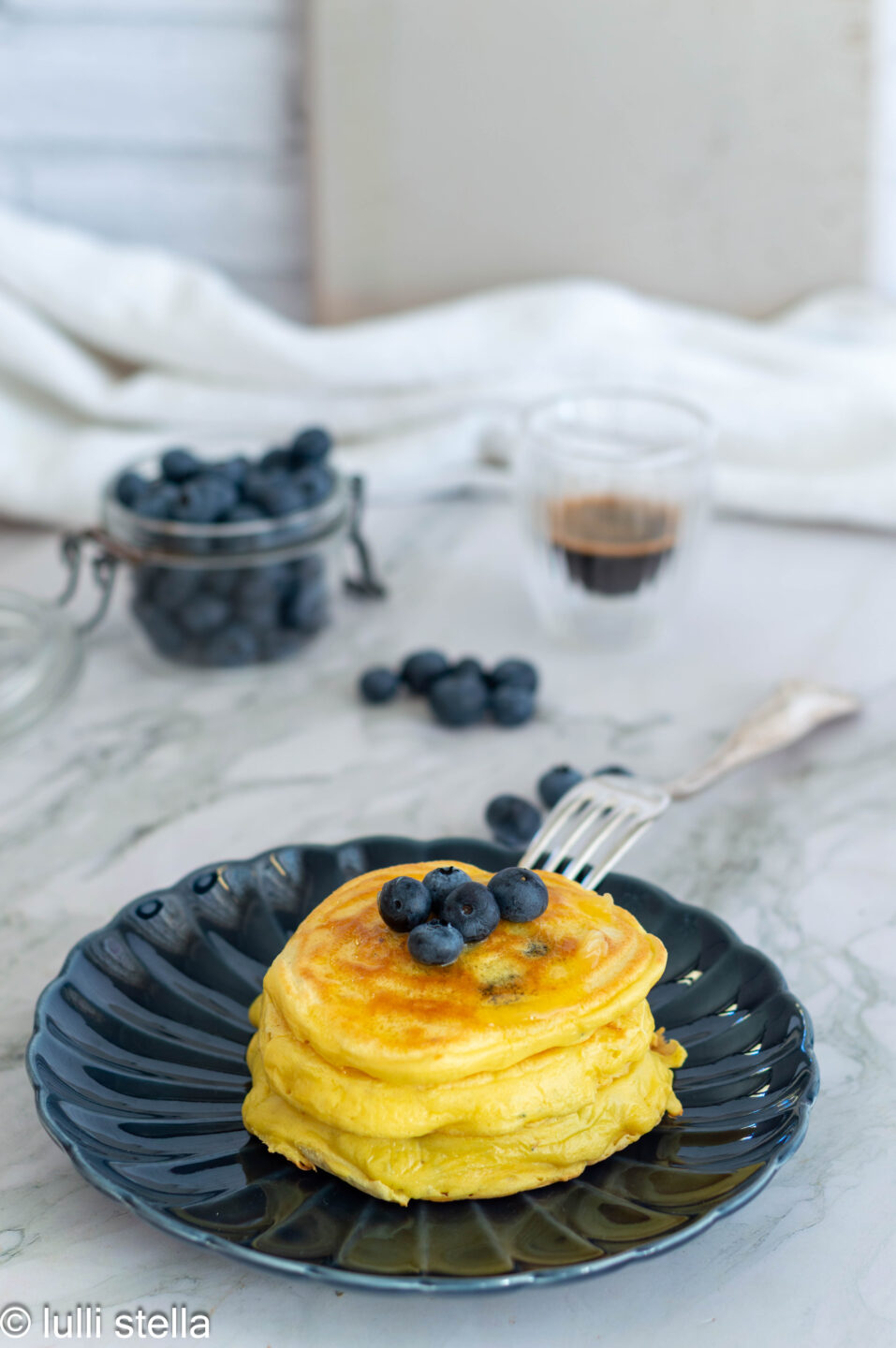 Pancakes low carb con farina di cocco e mirtilli serviti per la colazione