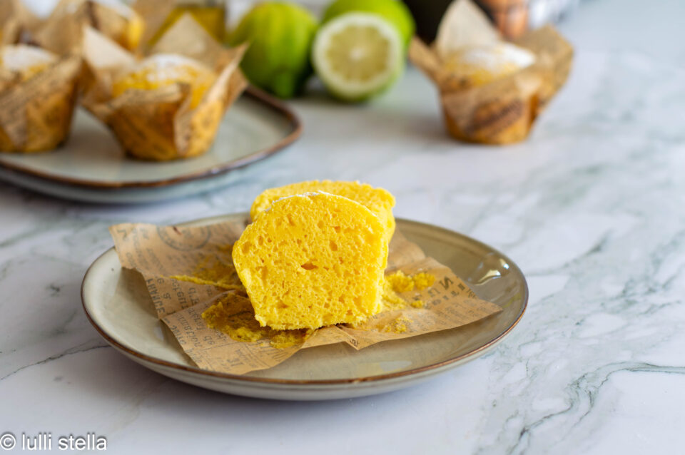 Interno soffice dei muffin ricotta e limone senza glutine con farina di riso