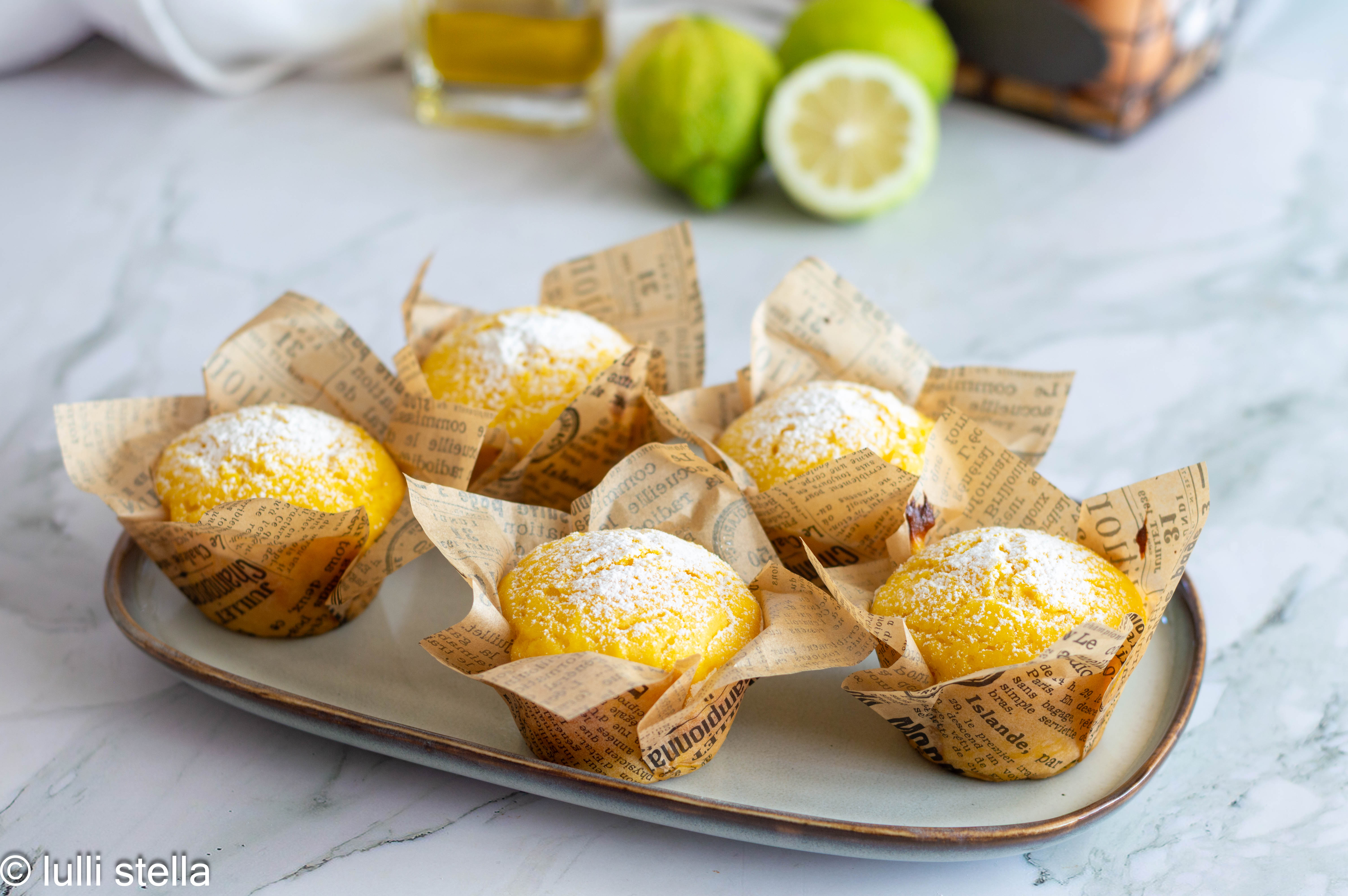 Muffin senza glutine alla ricotta e limone appena sfornato
