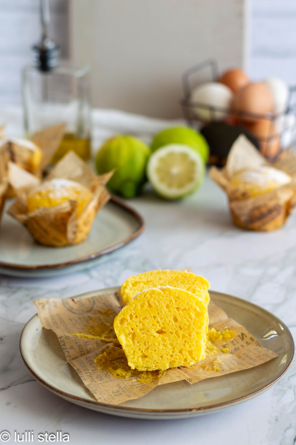 Muffin ricotta e limone senza glutine aperto per mostrare la consistenza morbida