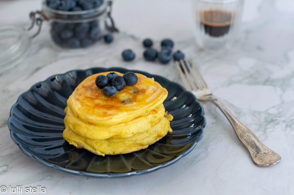Interno soffice dei pancakes con farina di cocco e mirtilli