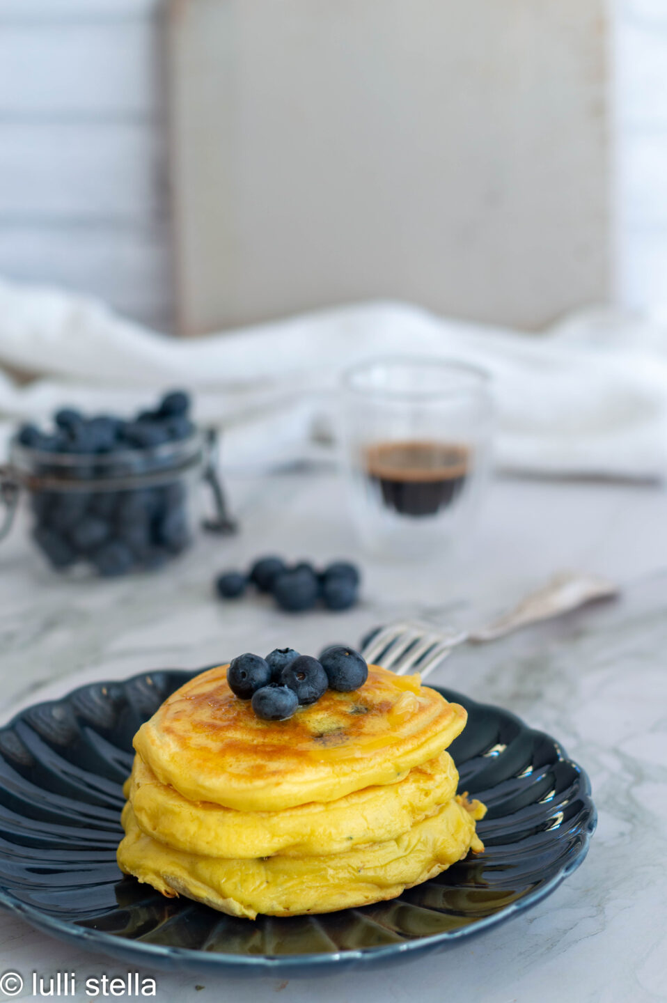 Pancakes con farina di cocco e mirtilli low carb soffici e senza glutine