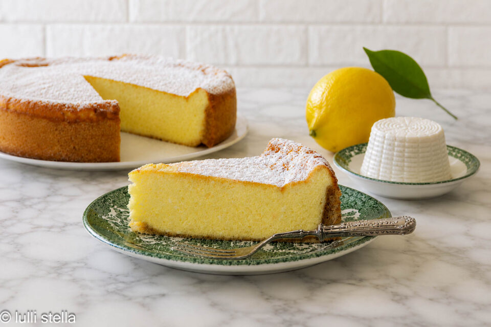 Fetta di torta di ricotta senza glutine con ripieno morbido e cremoso