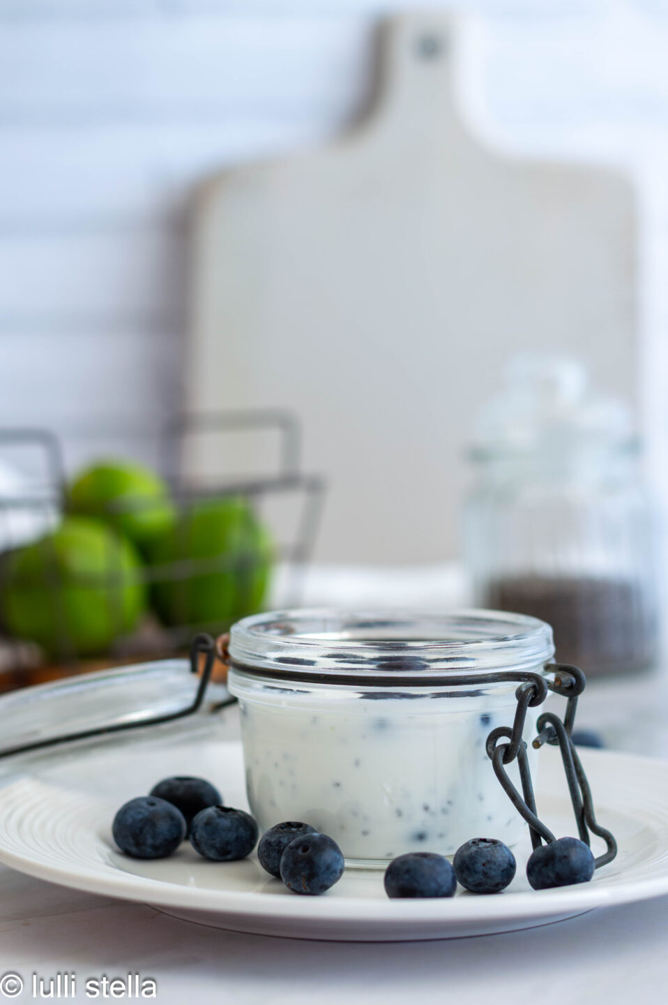 Preparazione del chia pudding Paleo senza cottura con latte di cocco e semi di chia