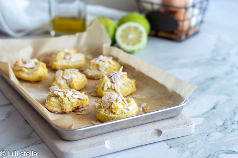 Biscotti al limone e yogurt senza glutine decorati con mandorle
