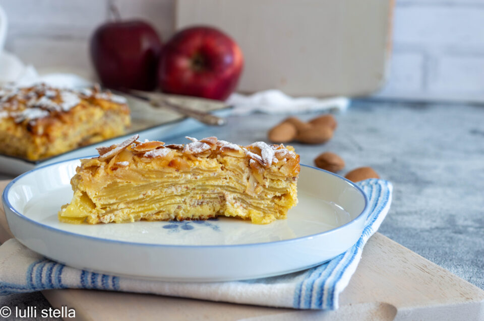 Fetta di torta di mele invisibile con farina di mandorle