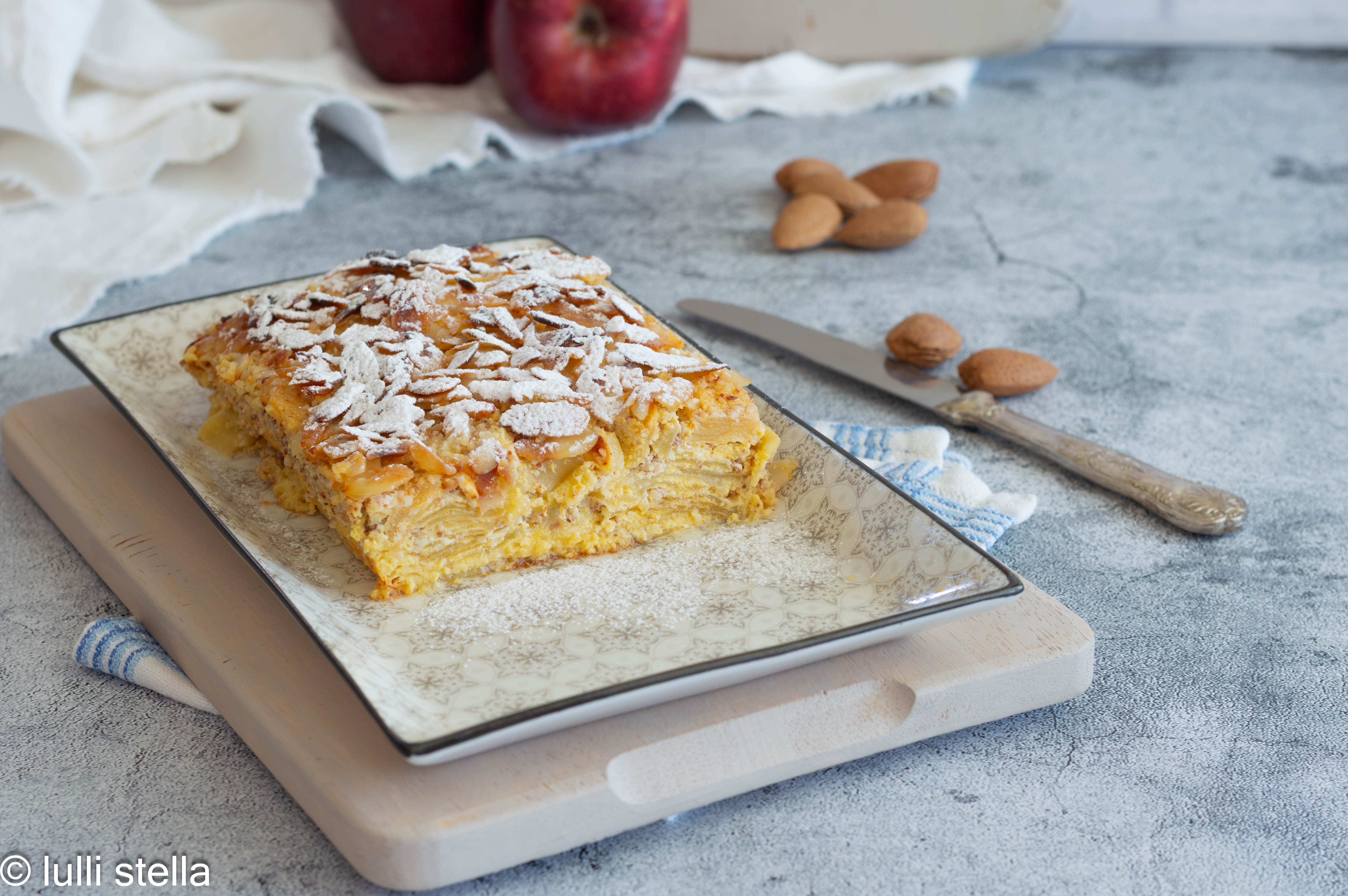 Torta invisibile alle mele con farina di mandorle e mandorle a scaglie