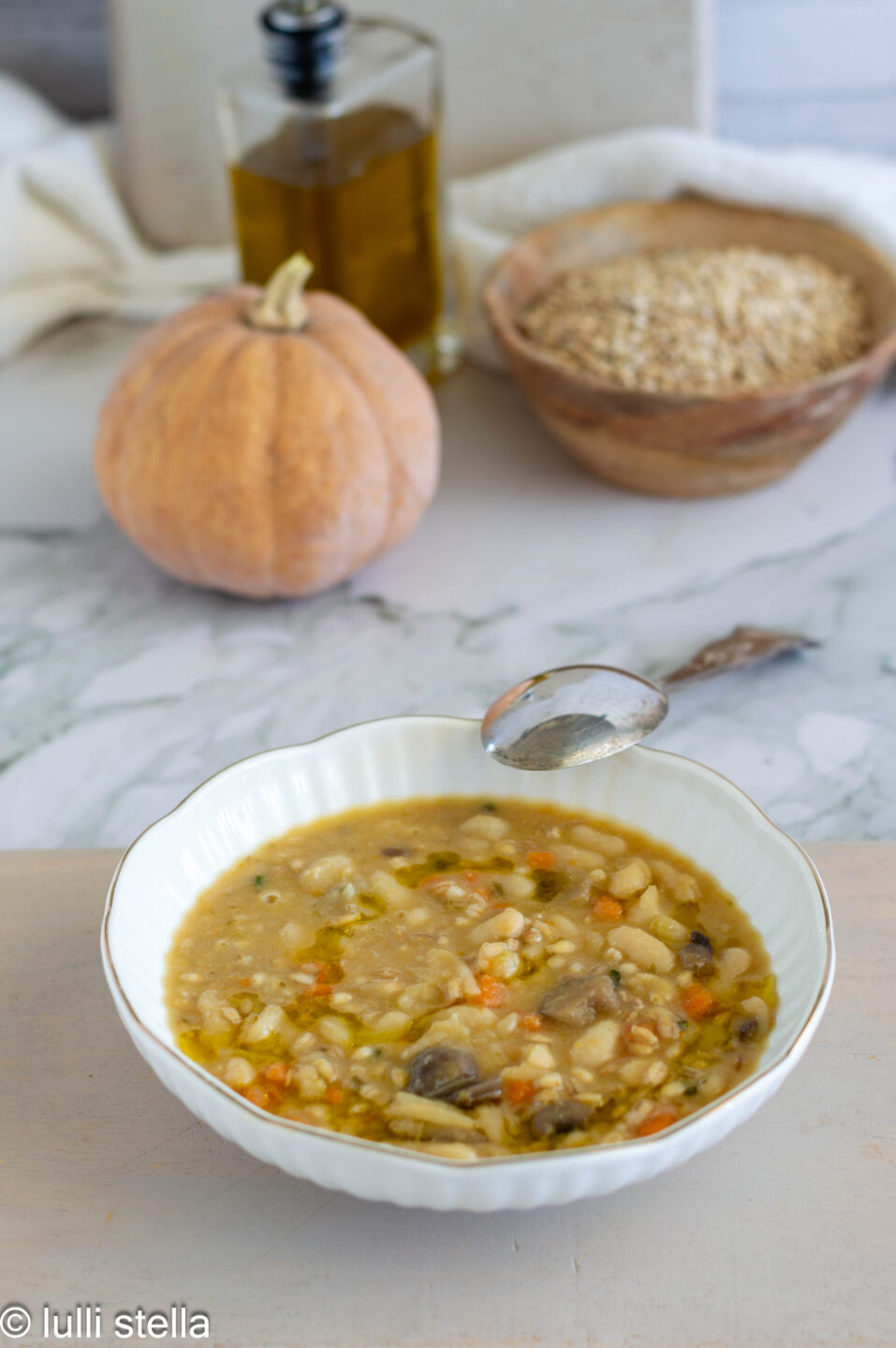 Zuppa autunnale con orzo, zucca, fagioli e funghi